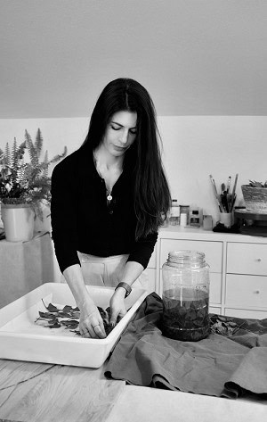 artesana trabajando con hojas vegetales en su taller