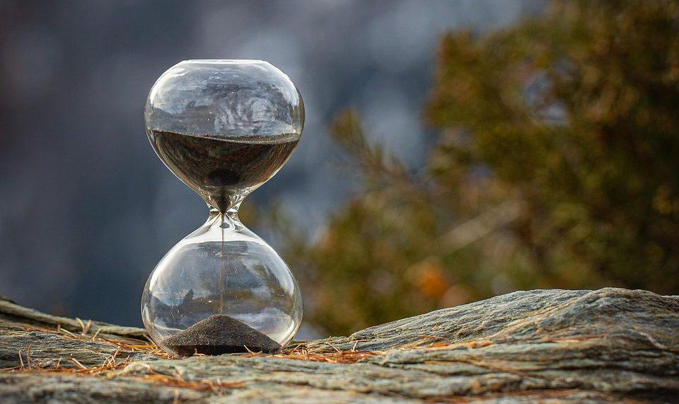 Reloj de arena simbolismo que marca el tiempo de la naturaleza