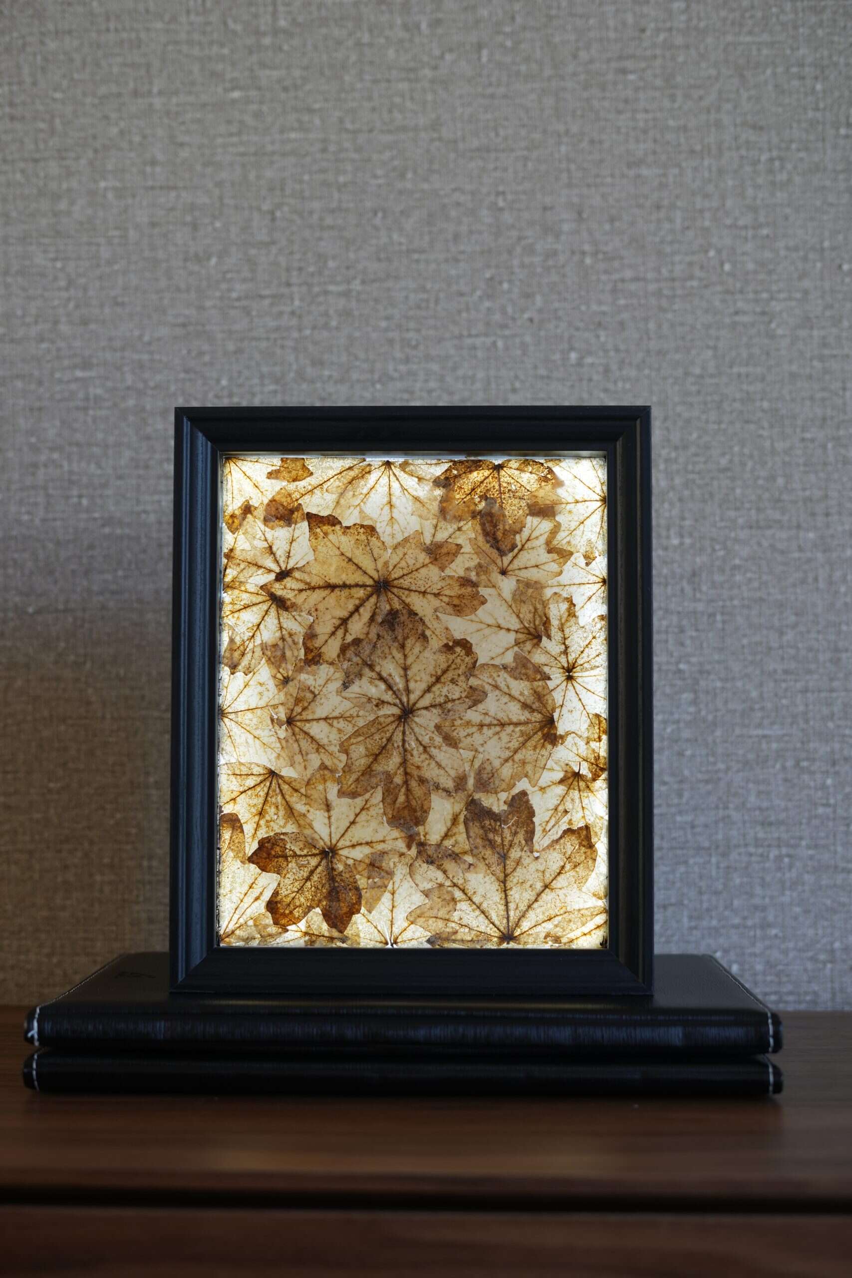 Lámpara decorando un escritorio con reflejos sutiles
