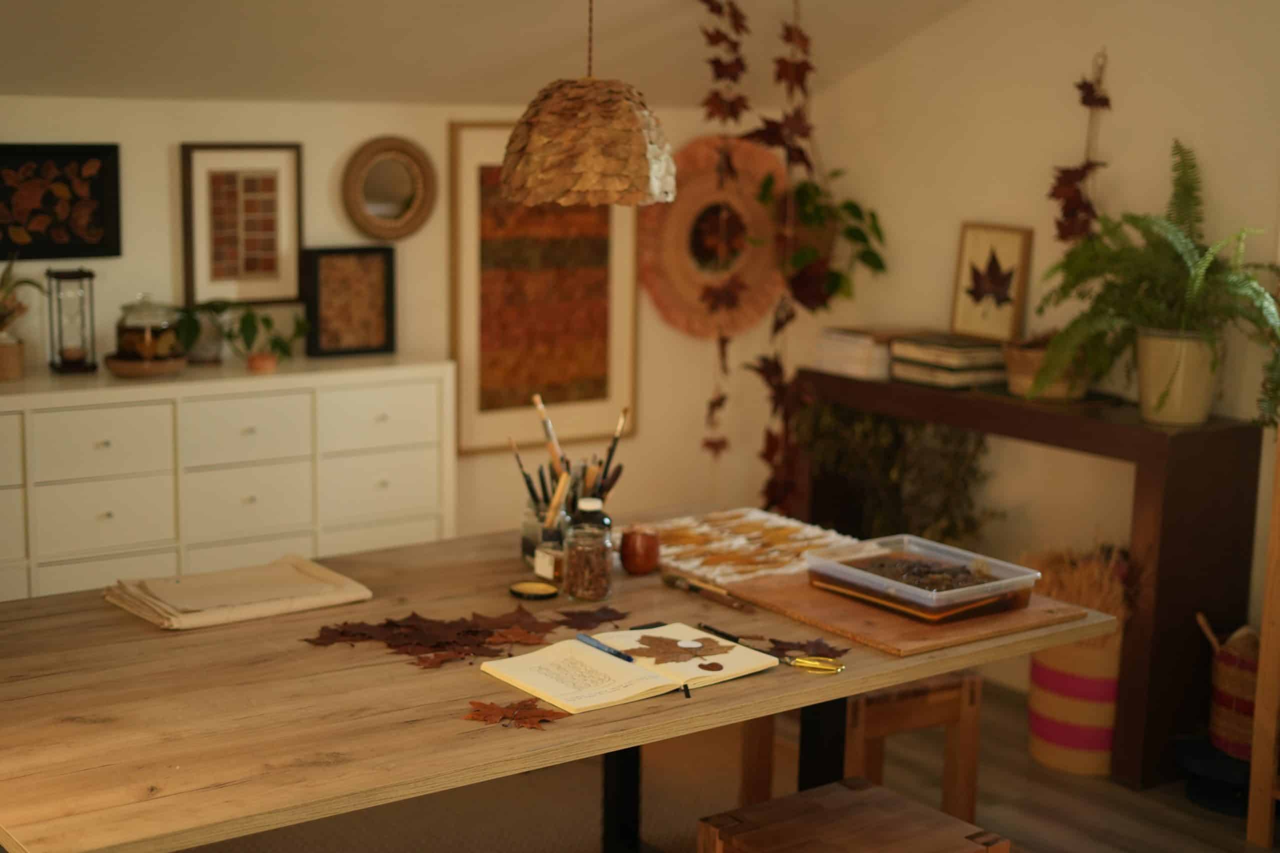 Taller de Foresta Slow Design con hojas naturales y herramientas